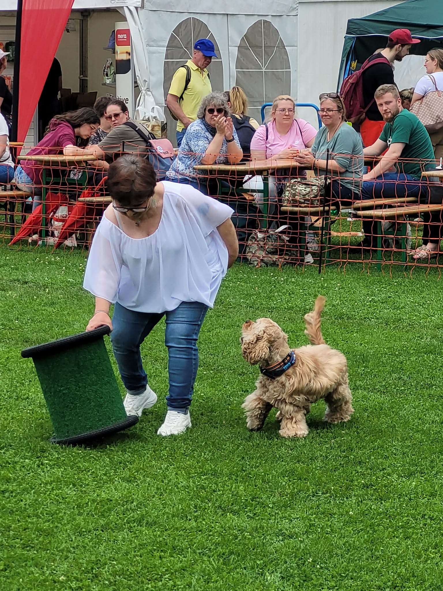 Jutta Gaßmann bei einem Pfotenevent mit einem Cocker Spaniel vor Publikum